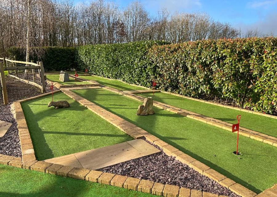 mini golf at fairwood lakes holiday park 