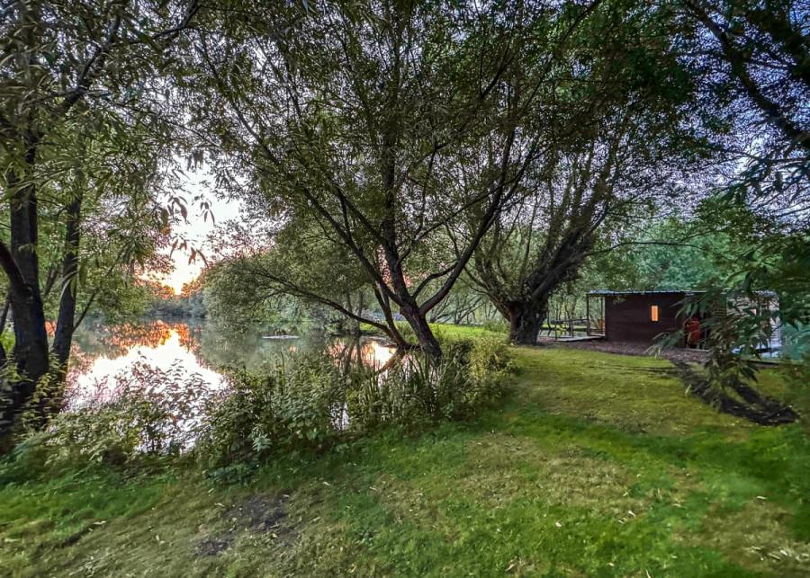 fairwood lakes holiday park in westbury