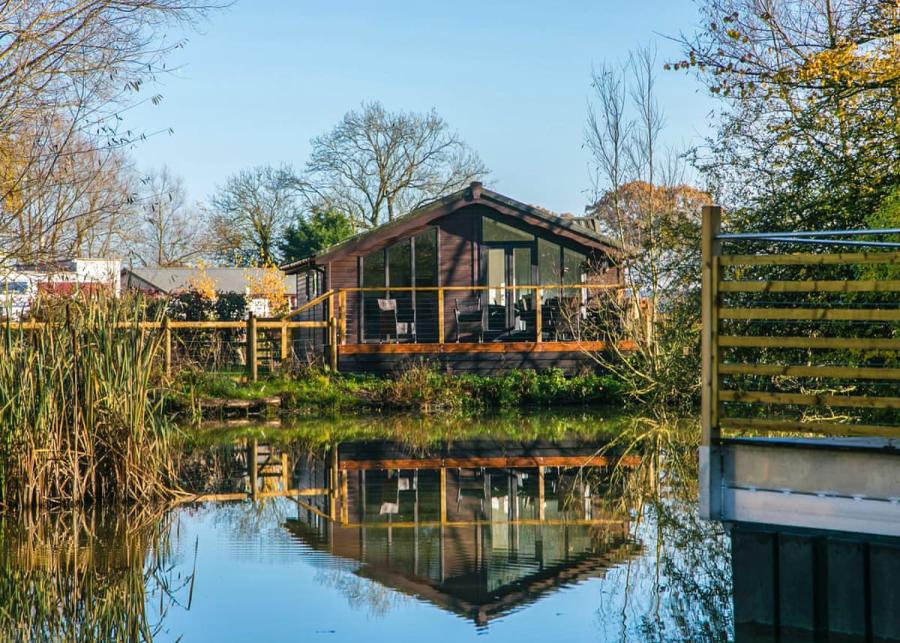 lodge holidays at fairwood lakes holiday park in westbury