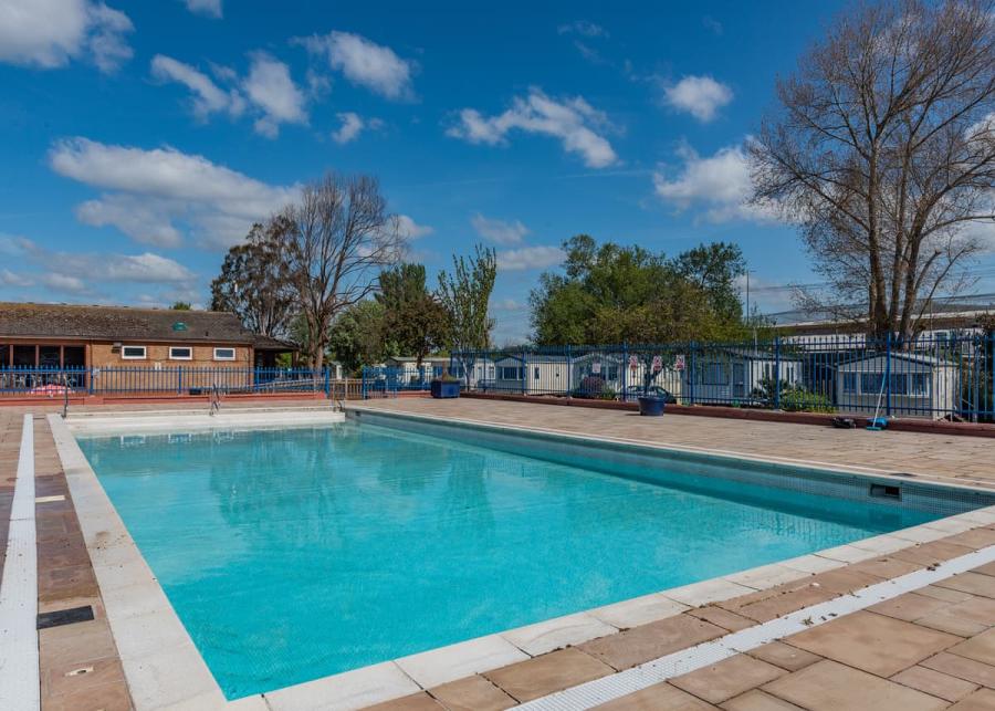 outdoor pool at riverside holiday park in bognor regis