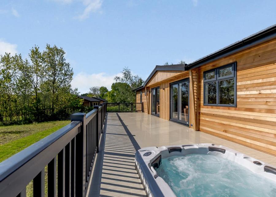 hot tub lodges at stratford upon avon lodge retreat near snitterfield