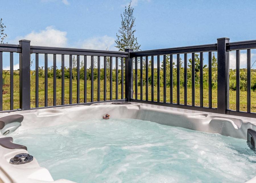 private hot tubs at stratford upon avon lodge retreat near snitterfield