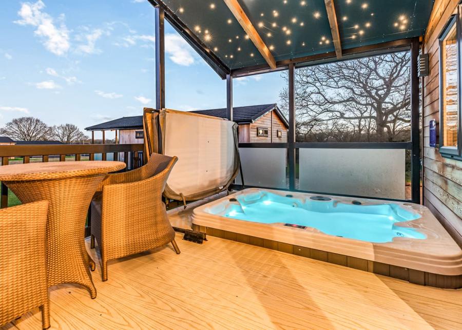 hot tub at stratford upon avon lodge retreat near snitterfield
