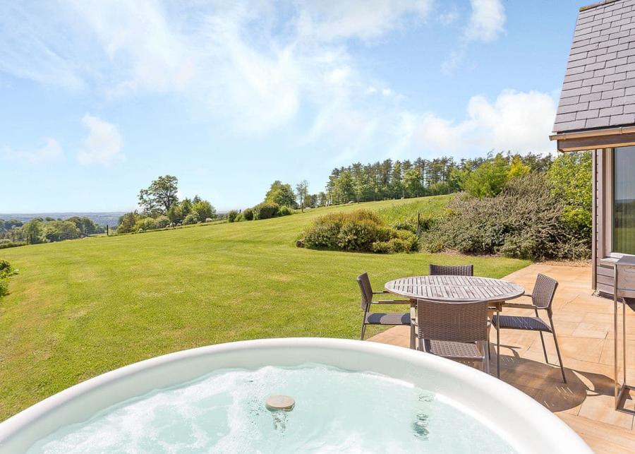 private hot tubs swandown lodges in chard
