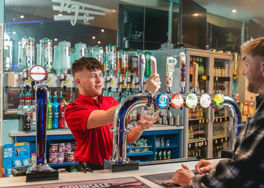 bar and restaurant at unity beach holiday park in somerset