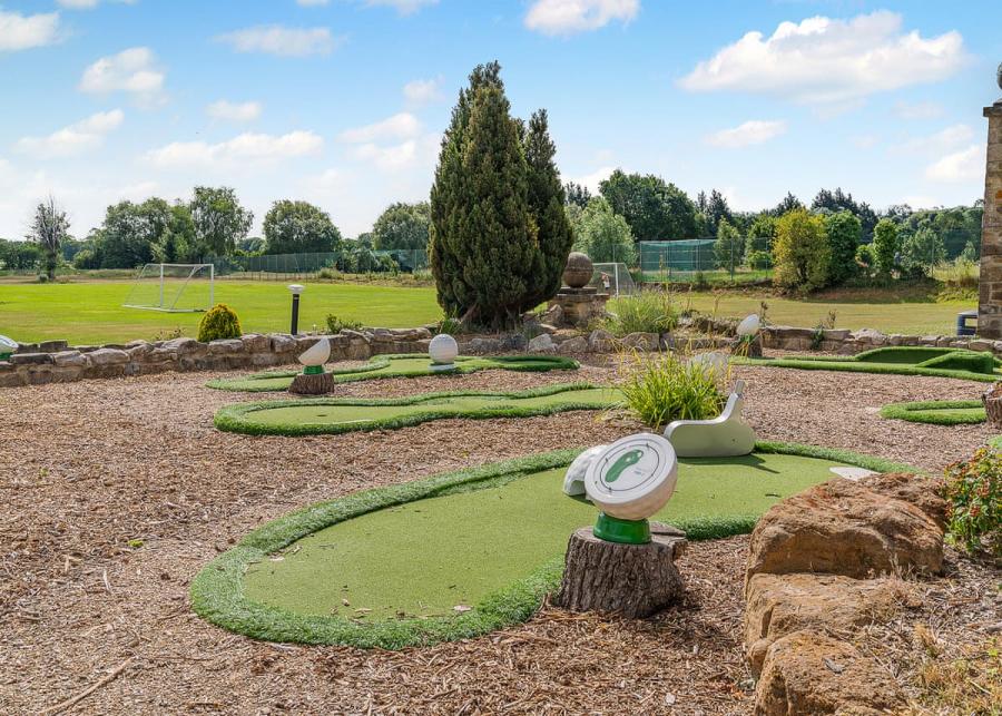 golf at akebar holiday park in leyburn