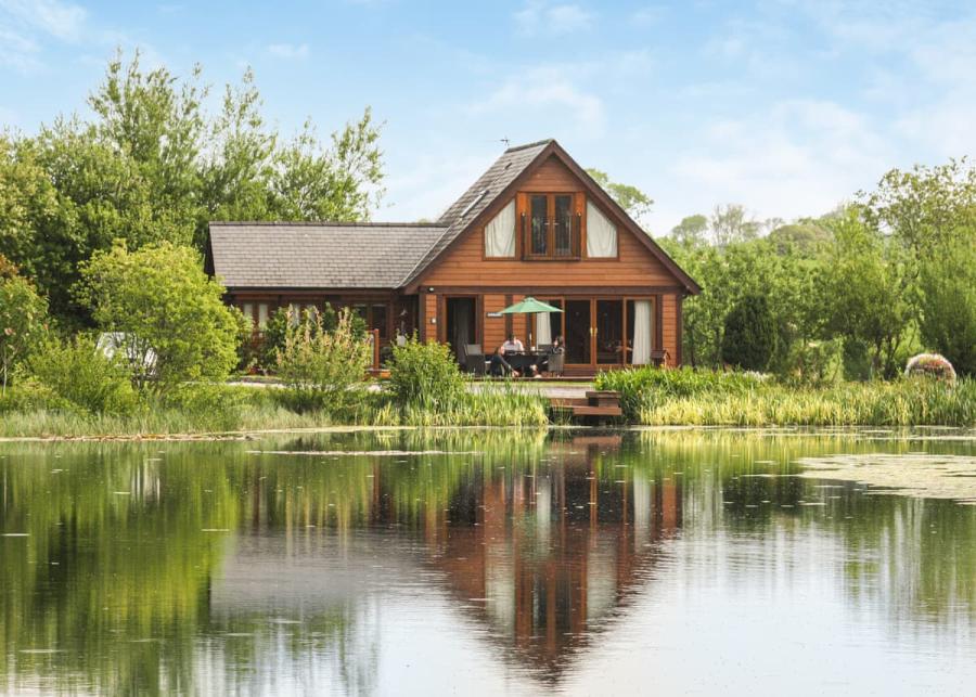 private hot tub breaks at anglesey lakeside lodges