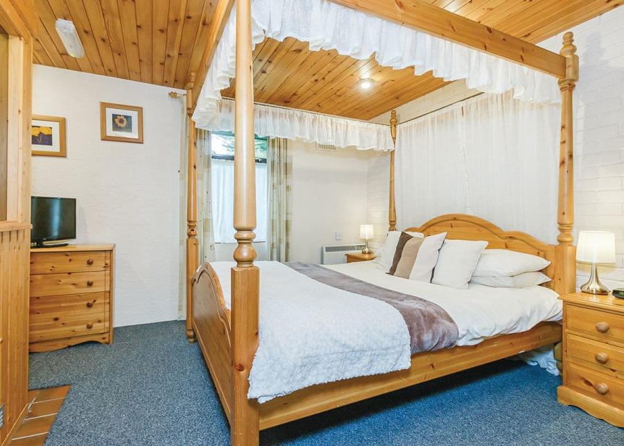 four poster bed at brecon beacons resort near breacon beacons national park
