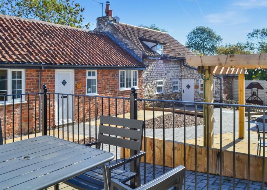 bar and restaurant at the cottages at orchard farm in filey