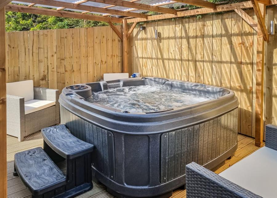 lodge hot tub at croft park lodges near beverley