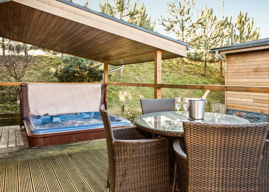 private hot tubs at dacre lakeside park in driffield