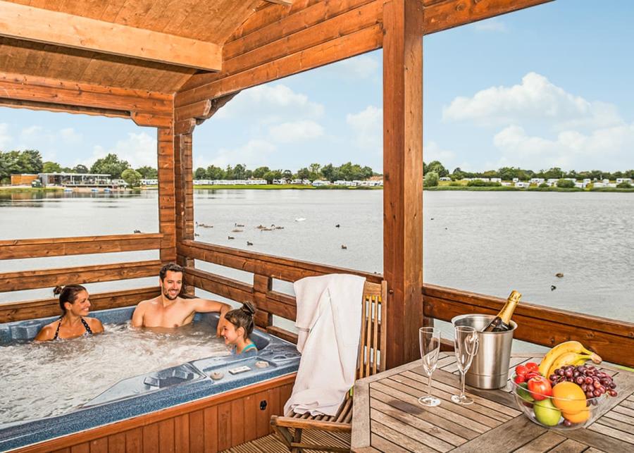 hot tub holidays at dacre lakeside park in driffield