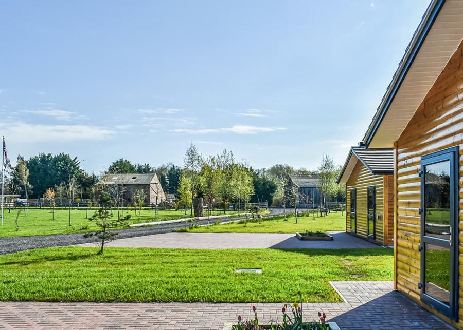 flaxton meadows luxury lodges 