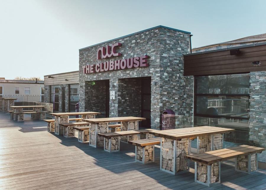 bar and restaurant at golden gate holiday centre in towyn