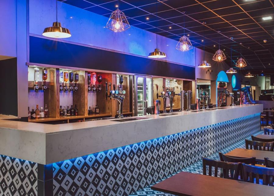 bar at golden gate holiday centre in towyn