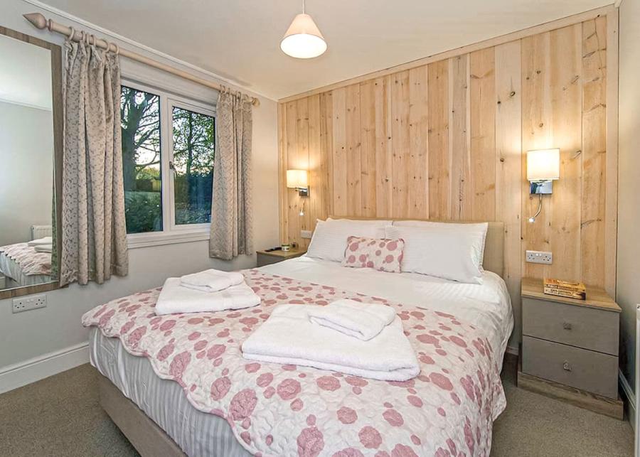 lodge double bedroom at jamies cragg holiday park in york