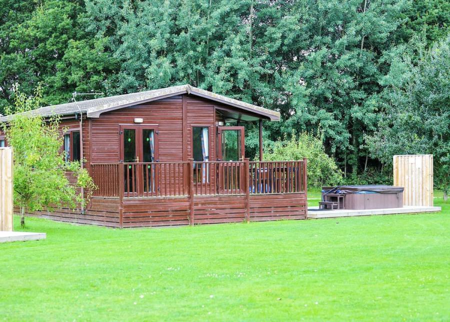 private hot tubs at paradise lakeside lodges in york