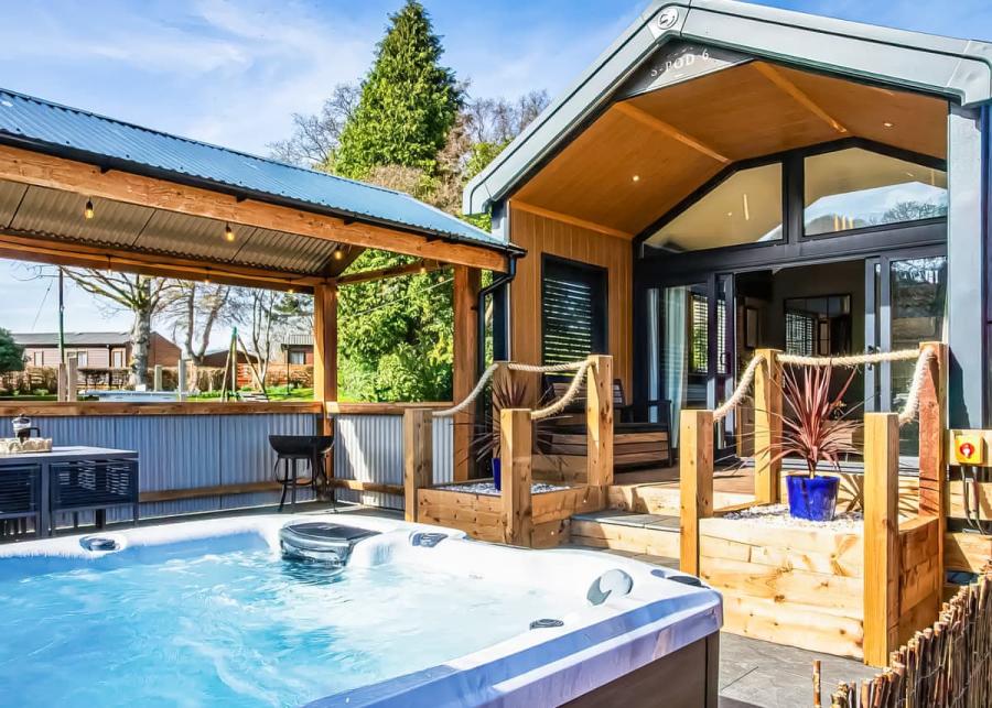 private hot tubs at pen-y-garth lodges in bala