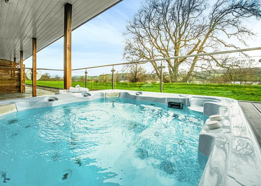 private hot tubs at pen-y-garth lodges in bala