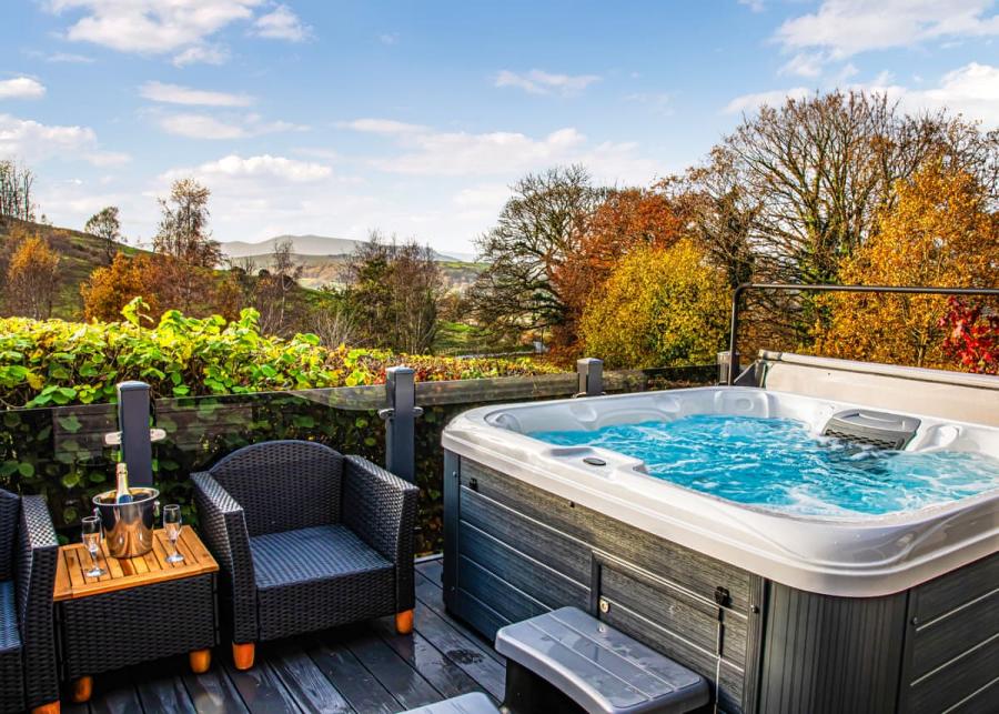 hot tub stays at pen-y-garth lodges in bala in wales