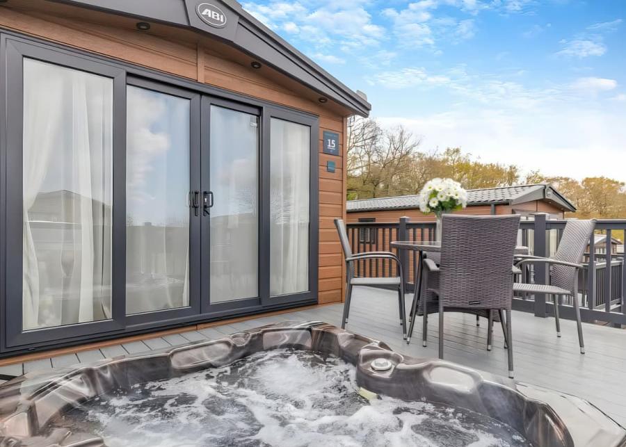 lodges with hot tubs at wayfind pennant park
