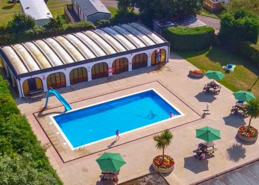 outdoor pool at white rose holiday park in thirsk