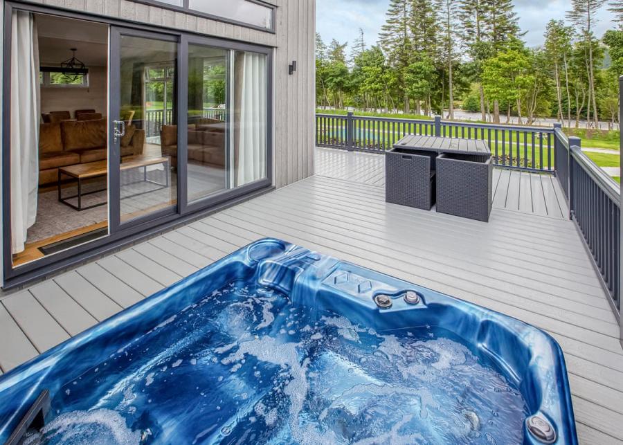 private hot tub breaks at ben nevis holiday park near fort william