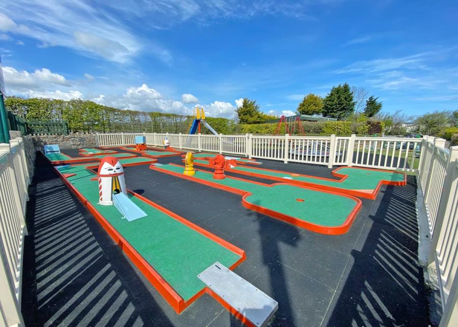 golf at bryn awel caravan park in anglesey