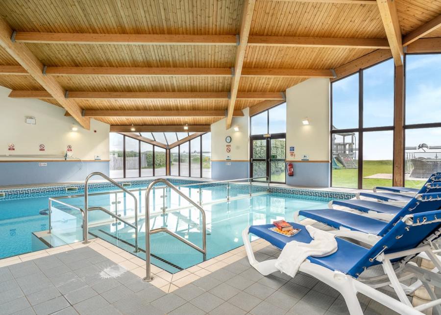 pool at gimblet rock holiday park in pwllheli