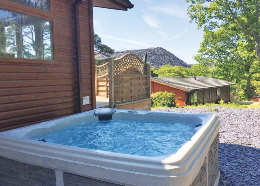hot tub breaks at ogwen bank caravan and lodge park in snowdonia