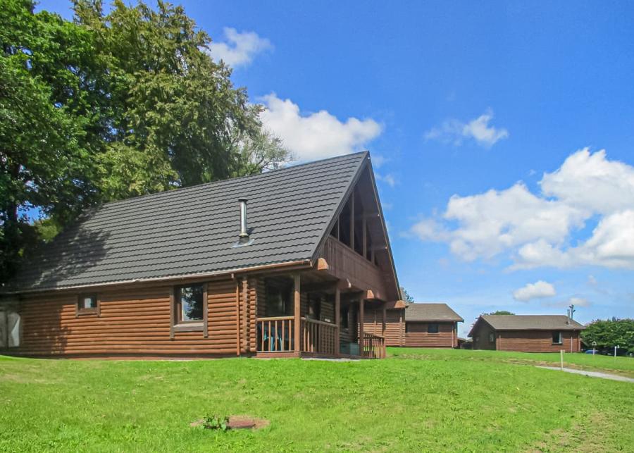 luxury lodge stays at pantglas lodges in carmarthenshire