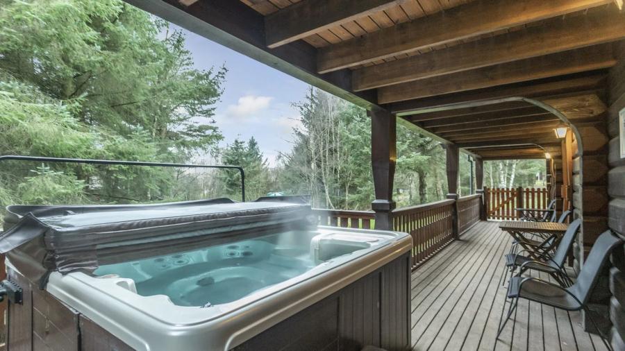 luxury lodge holidays with hot tubs in Angus at Piperdam
