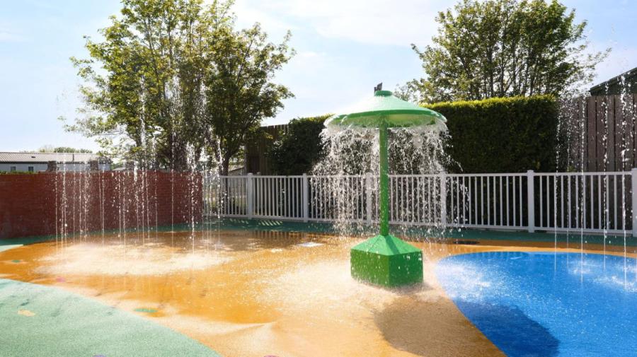 the outdoor splash park at Riverside Holiday Park