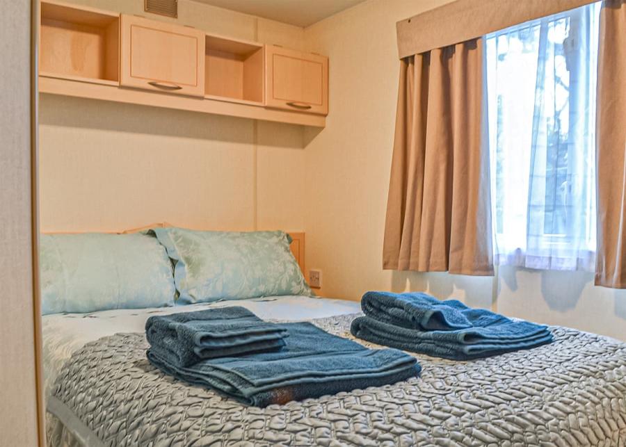 caravan double bedroom at tan-y-fron holiday park in dolgellau