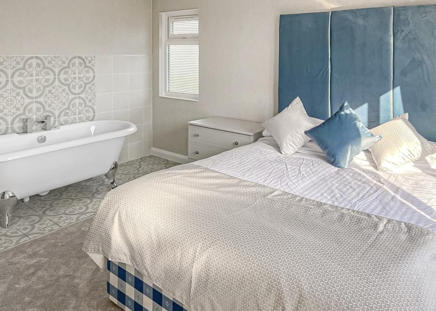 luxury bedroom at wide horizons holiday park in ceredigion.