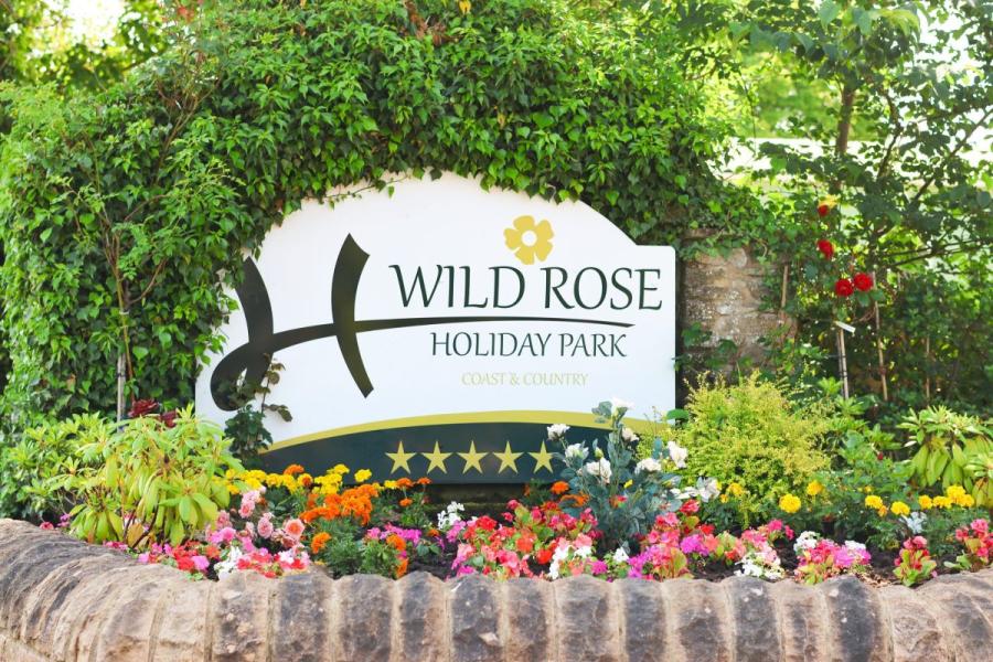 the enterance to Wild Rose Holiday Park