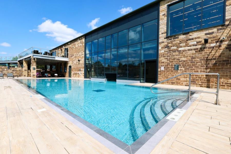 the outdoor swimming pool at Wild Rose Holiday Park