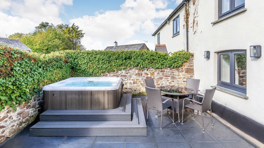 lodge with hot tub at Bude Coastal Resort
