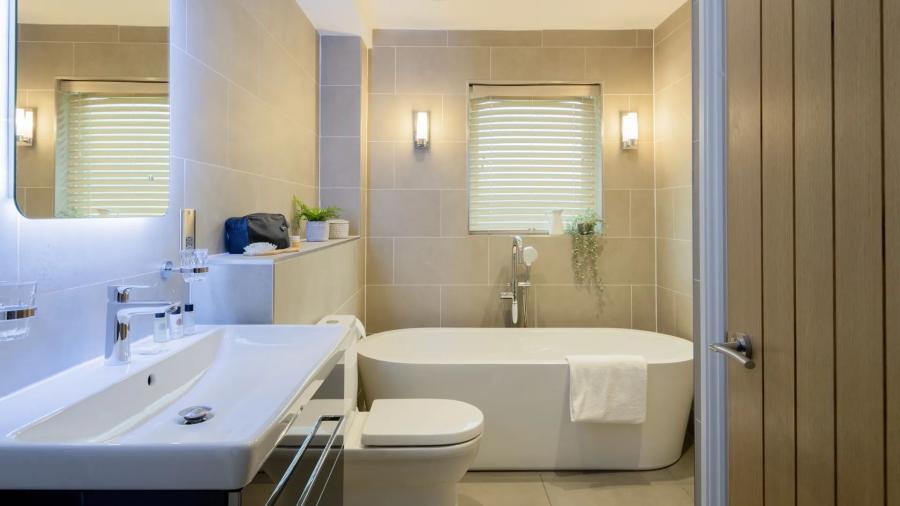 bathroom in a luxury l;odge at Hexham Lodges
