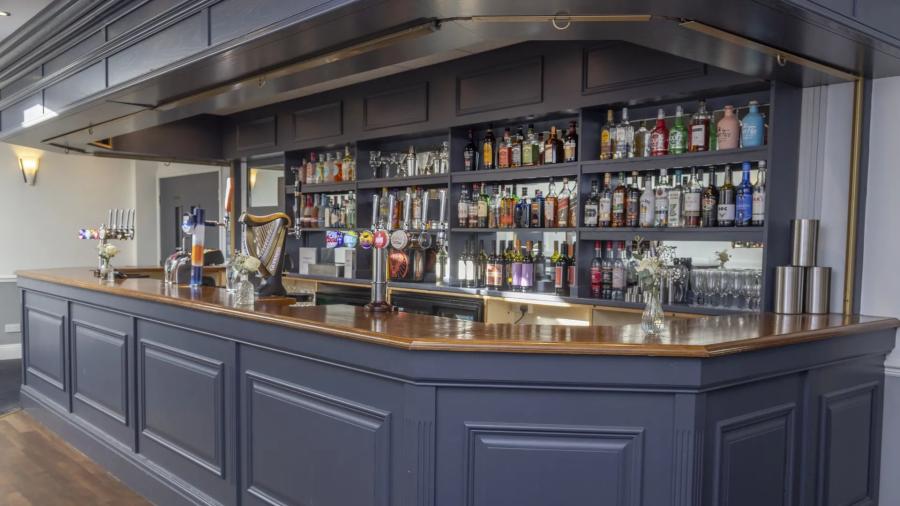 the bar at Kenwick Woods Lodge Resort