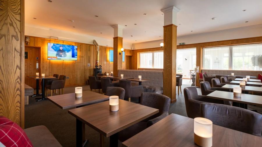 the indoor retaurant seating at Laceby Manor Resort