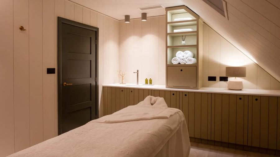 bedroom in a luxury lodge at Laceby Manor Resort