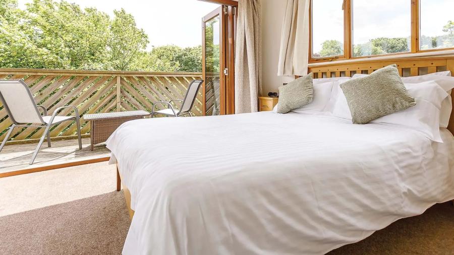 double bed in a luxury lodge at Leycroft Valley Holiday Park
