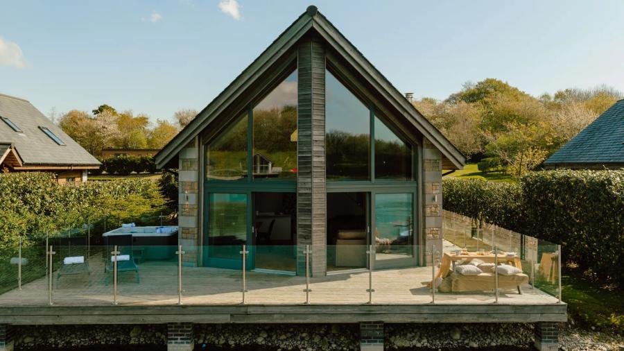luxury lodge by the lake at Twin Lakes Holiday Park
