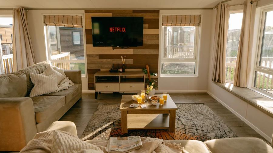 the lounge area in a lodge at Woodland Lakes Holiday Resort