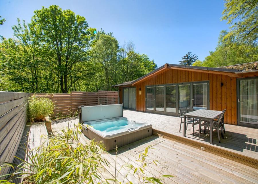 hot tub lodges at erigmore holiday park in perthshire