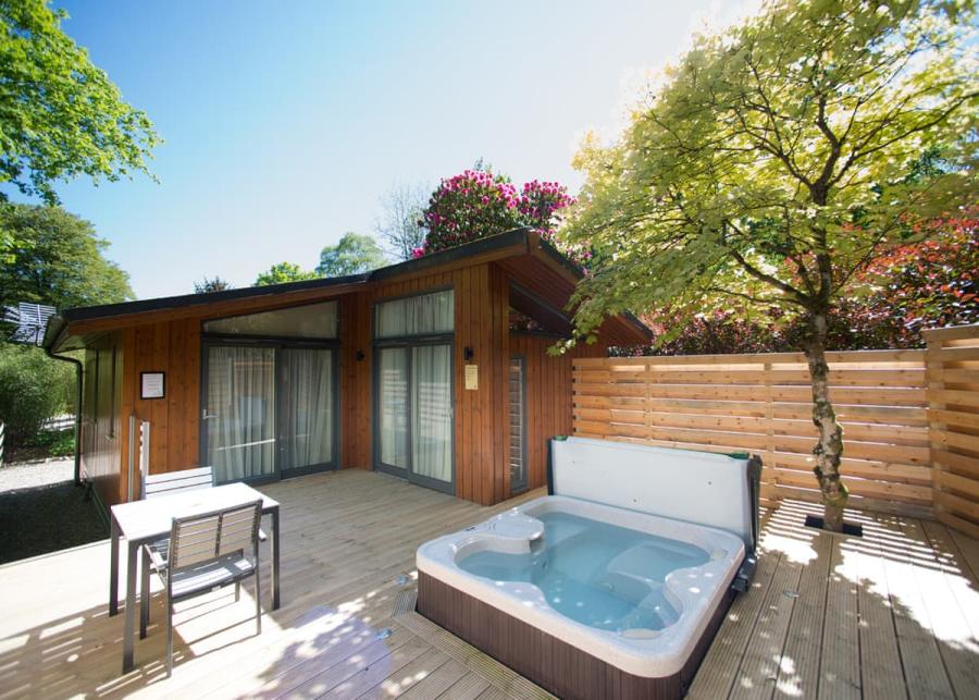 luxury lodge atays with private hot tub at erigmore holiday park in perthshire