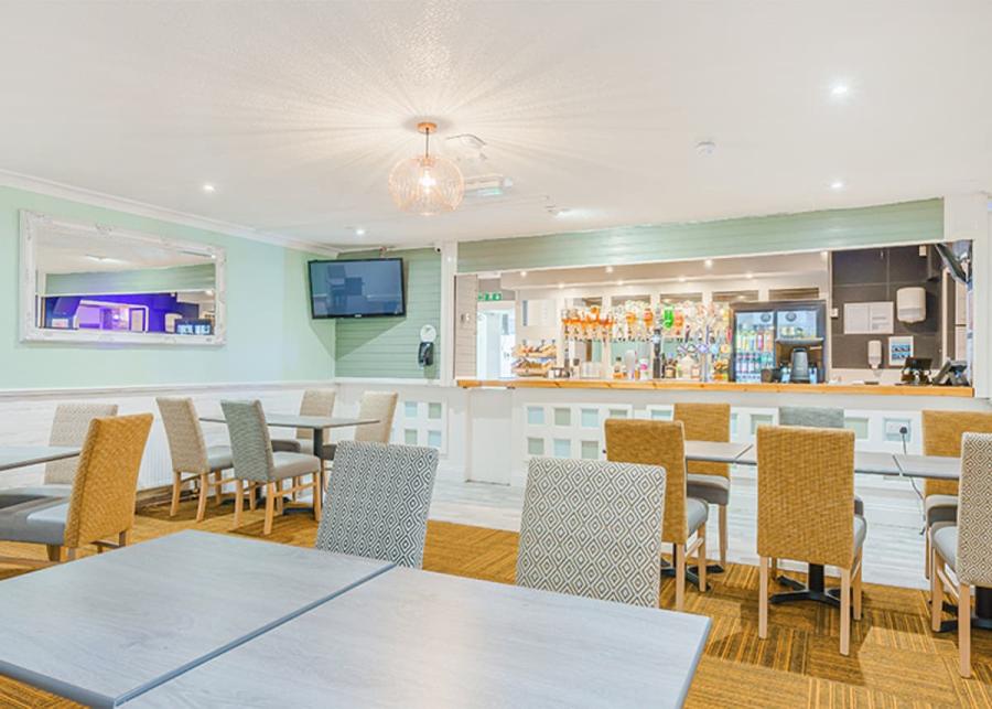 bar and restaurant at viewfield manor holiday park in ayrshire